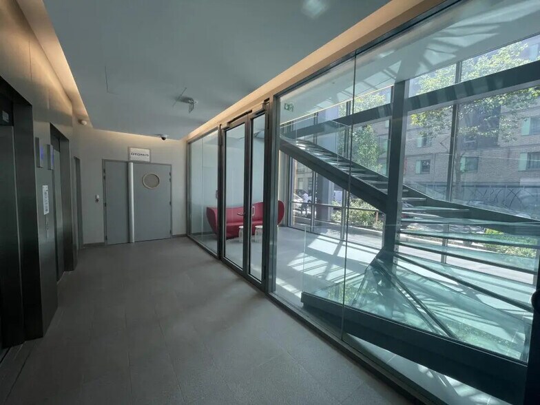 Bureau dans Clichy à louer - Photo de l’immeuble – Image 2 sur 12