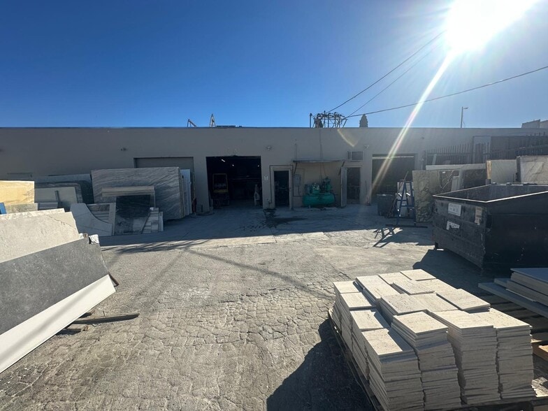 13423 Wyandotte St, North Hollywood, CA à louer - Photo de l’immeuble – Image 2 sur 9