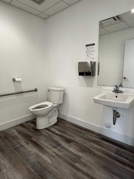 10416 81st Ave NW, Edmonton, AB à louer - Photo intérieure – Image 3 sur 6