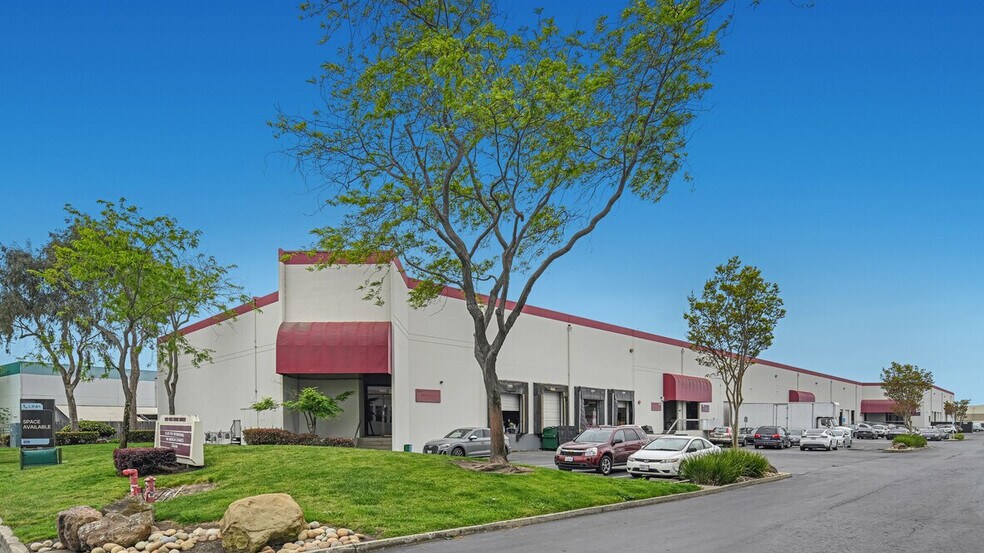 1942-1958 Sabre St, Hayward, CA à louer - Photo de l’immeuble – Image 2 sur 13