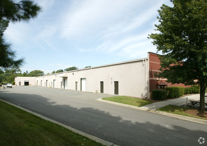 3900 Westpoint Blvd, Winston-Salem, NC à louer - Photo de l’immeuble – Image 3 sur 3
