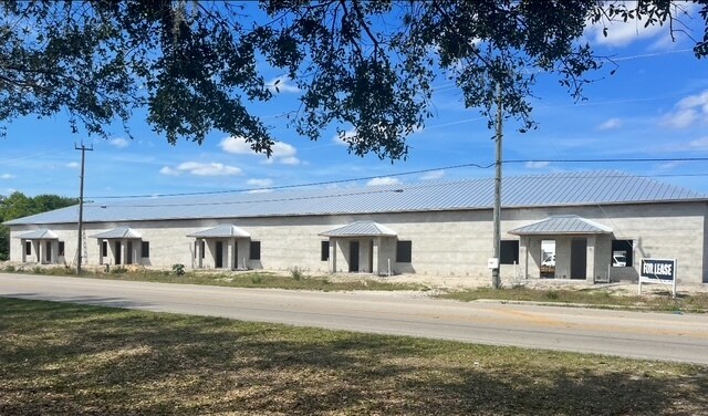 990 Anvil cir, LaBelle, FL à louer - Photo de la construction – Image 2 sur 4