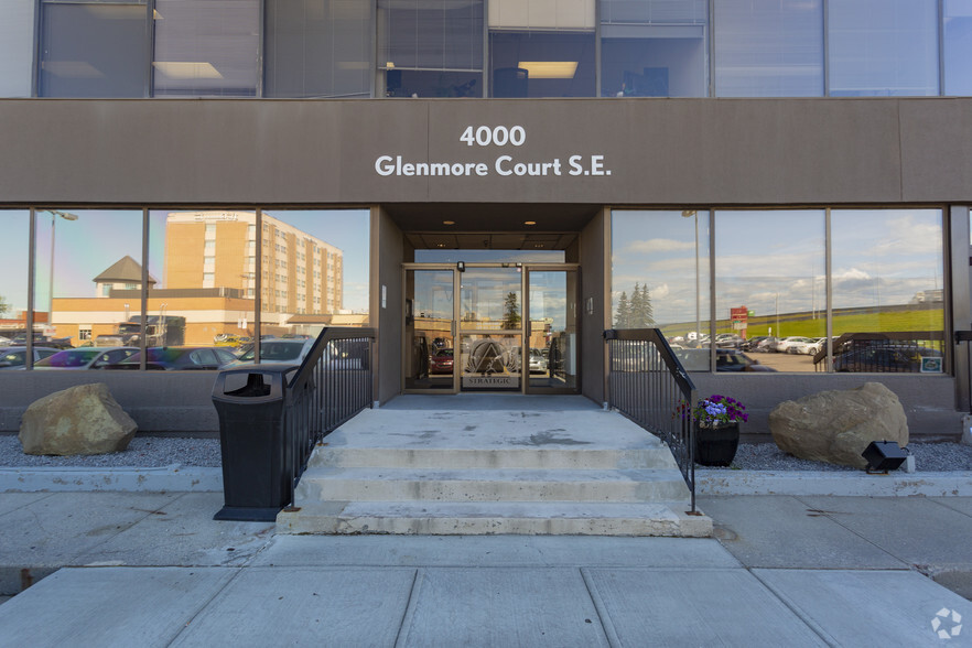 4000 Glenmore Crt SE, Calgary, AB à louer - Photo de l’immeuble – Image 2 sur 9