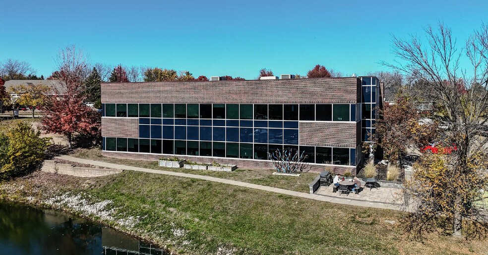 12119 Stratford Dr, Clive, IA à louer - Photo de l’immeuble – Image 3 sur 6