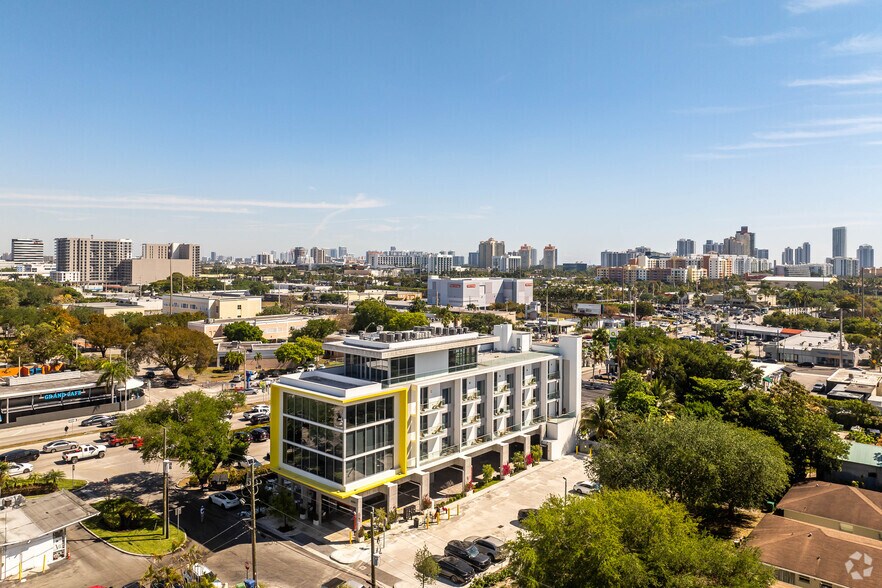 18501 NE 25th Ct, North Miami Beach, FL à louer - Photo de l’immeuble – Image 3 sur 5