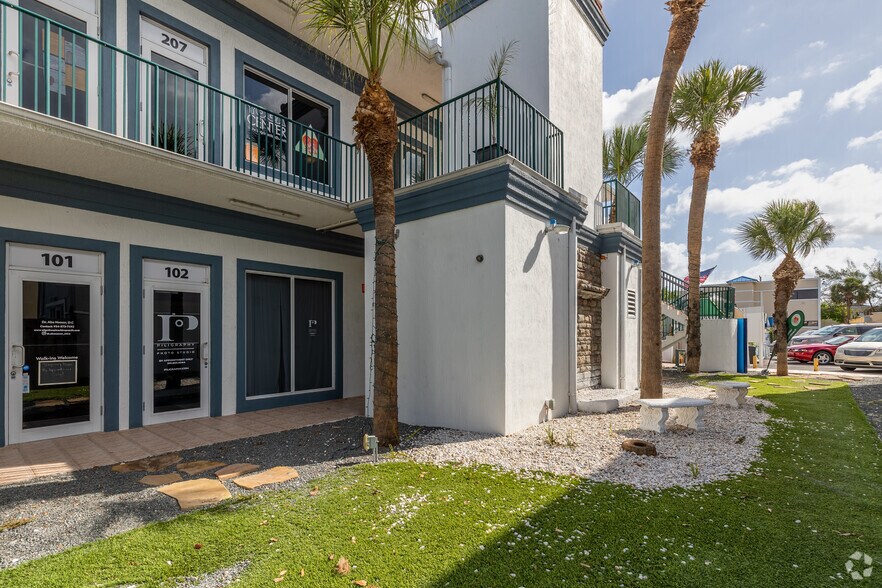 811 SE 8th Ave, Deerfield Beach, FL à louer - Photo de l’immeuble – Image 3 sur 24