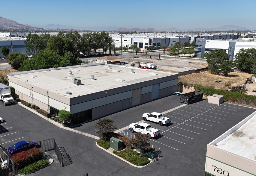 790 S Gifford Ave, San Bernardino, CA à vendre - Photo de l’immeuble – Image 2 sur 11