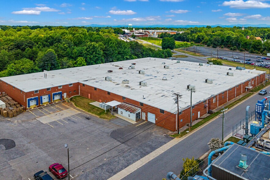 1860 Main Ave SE, Hickory, NC à vendre - Photo de l’immeuble – Image 2 sur 7