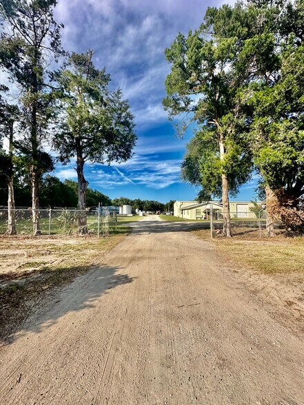 465 E Collins St, Umatilla, FL à louer - Photo de l’immeuble – Image 3 sur 19