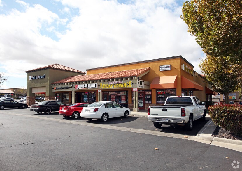 1002-1018 E Avenue J, Lancaster, CA à louer - Photo de l’immeuble – Image 2 sur 3