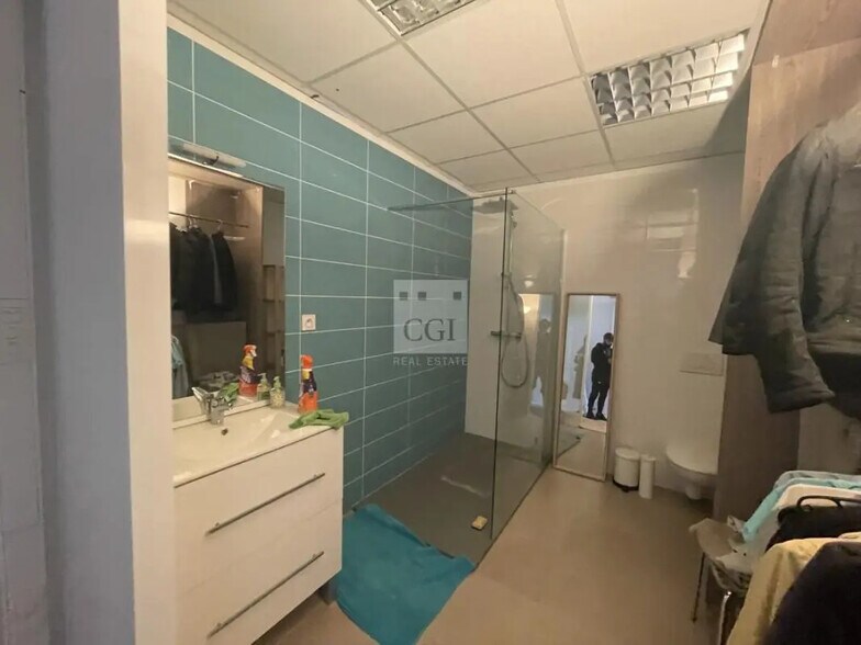 38 Rue Commandant Lenoir, Fontaine à louer - Photo de l’immeuble – Image 3 sur 4
