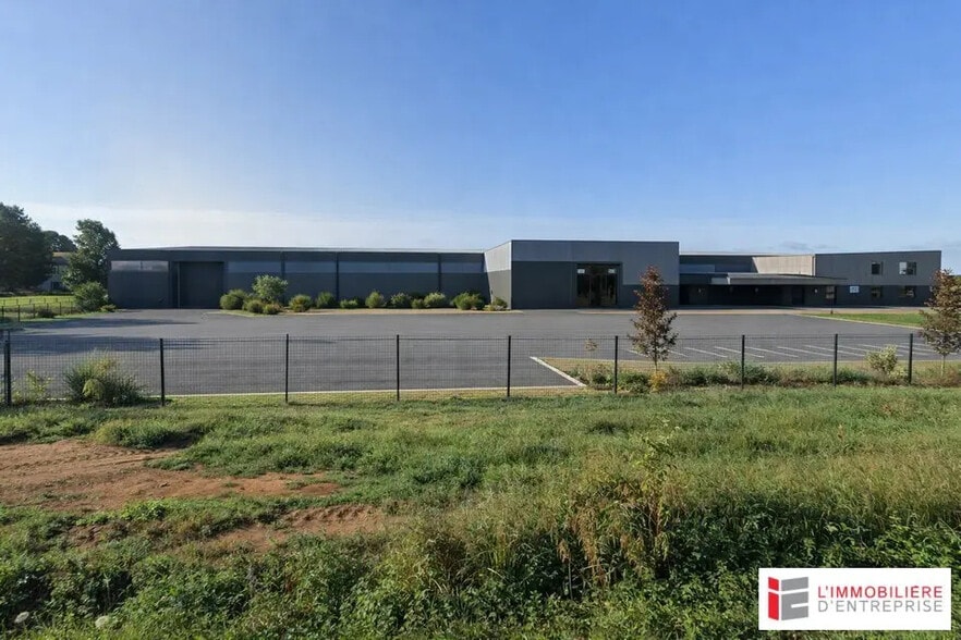 Local d’activités dans Bourg-des-Comptes à louer - Photo de l’immeuble – Image 1 sur 1
