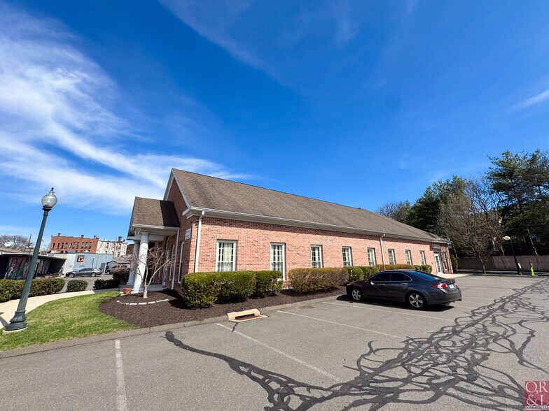 56 W Main St, Plainville, CT à louer - Photo de l’immeuble – Image 3 sur 6