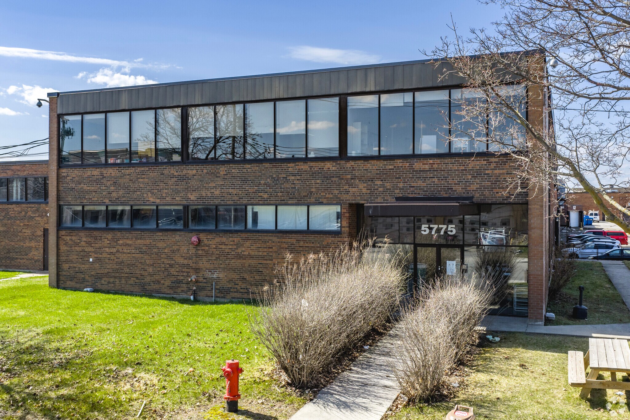 5775 Rue Ferrier, Mont-Royal, QC à louer Photo principale– Image 1 sur 6