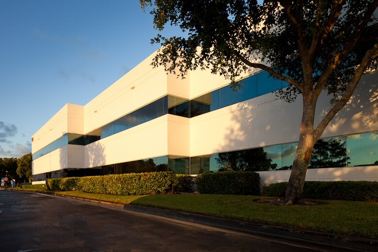 551 NW 77th St, Boca Raton, FL à louer - Photo de l’immeuble – Image 3 sur 16