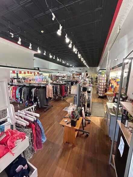 449 N Main St, Hendersonville, NC à louer - Photo de l’immeuble – Image 3 sur 5