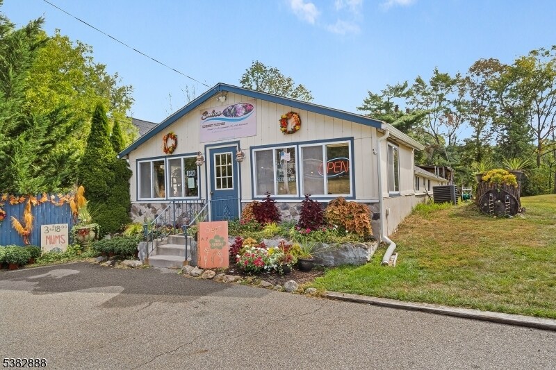 634 Willow Grove St, Hackettstown, NJ à vendre - Photo principale – Image 1 sur 25