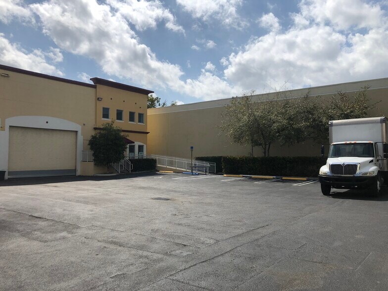 3750 NW 114th Ave, Miami, FL à louer - Photo de l’immeuble – Image 2 sur 15