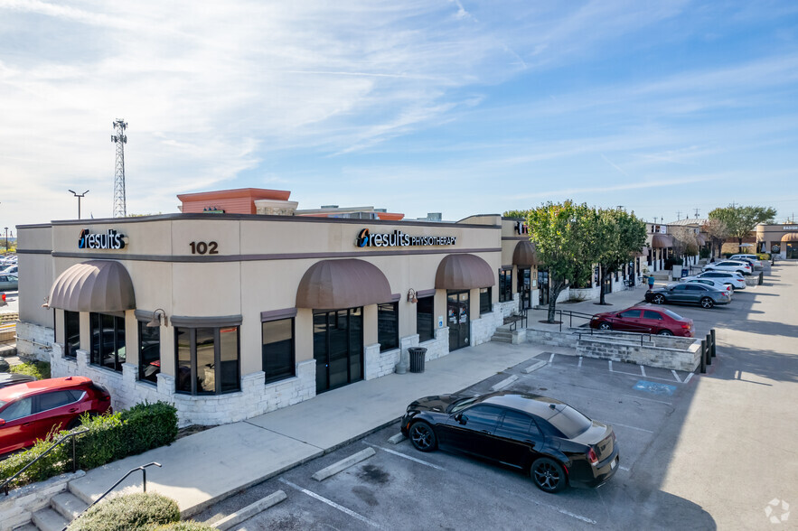 102 Wonder World Dr, San Marcos, TX à louer - Photo de l’immeuble – Image 3 sur 5