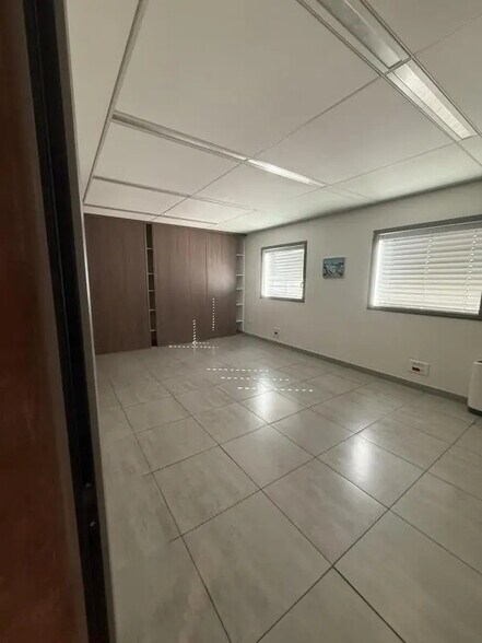 Bureau dans Fréjus à louer - Photo de l’immeuble – Image 2 sur 13