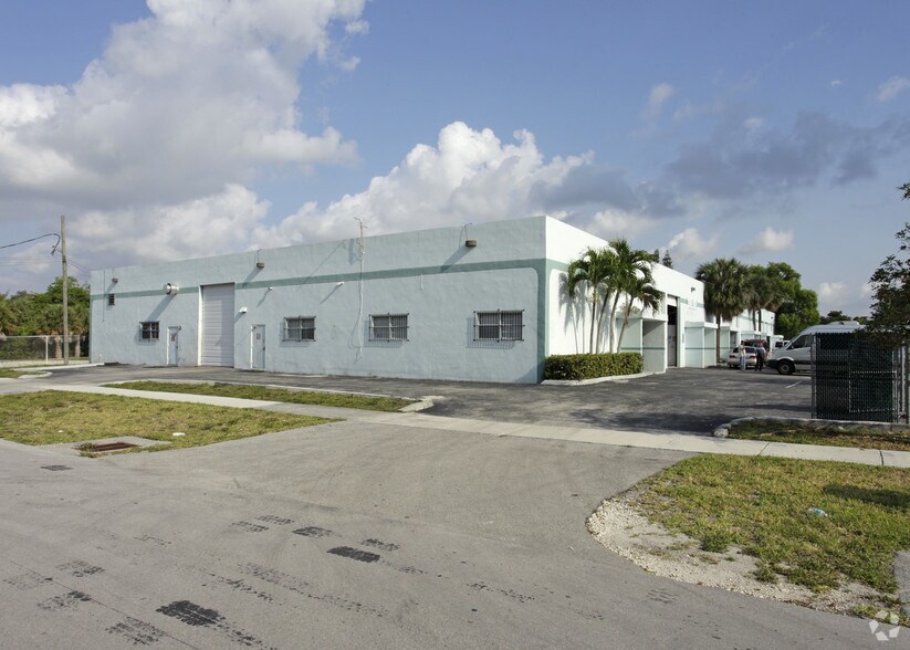 14220-14270 NE 18th Ave, North Miami, FL à louer - Photo de l’immeuble – Image 2 sur 4