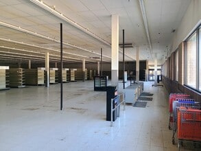 2410-2500 E Washington St, East Peoria, IL à louer Photo intérieure– Image 1 sur 4