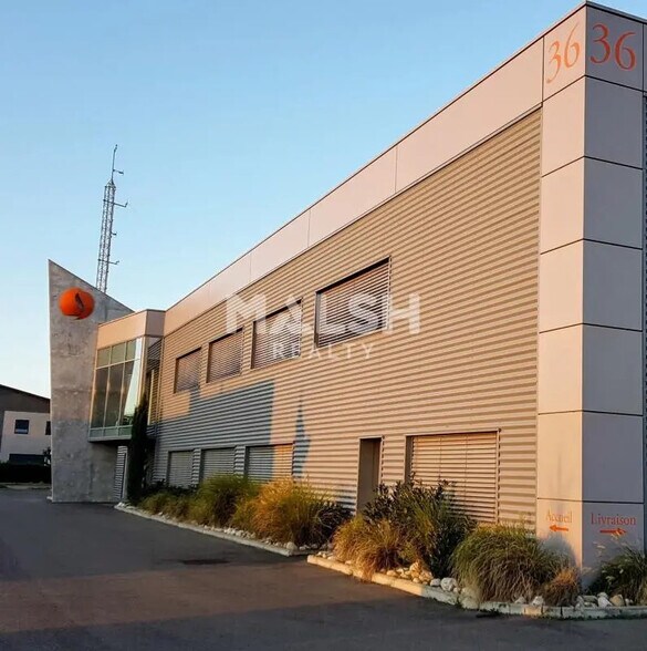 Local d'activités dans Décines-Charpieu à vendre - Photo de l’immeuble – Image 2 sur 41