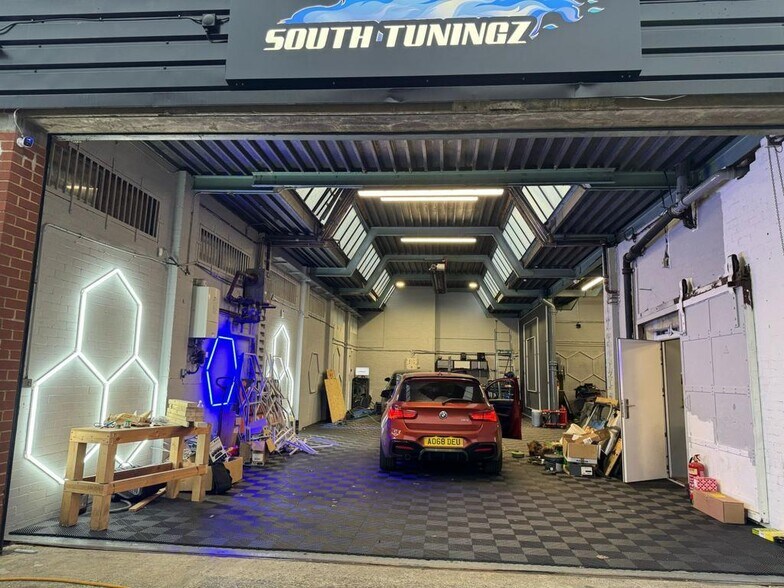 Fircroft Way, Edenbridge à vendre - Photo de l’immeuble – Image 1 sur 1