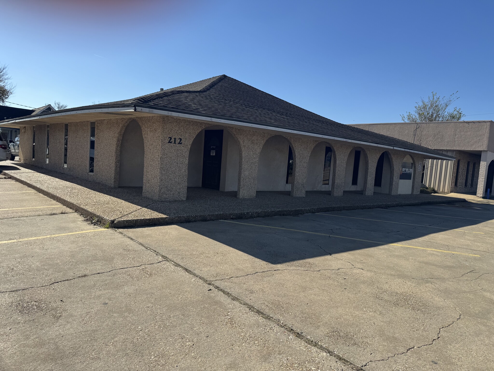 212 E Houston St, Cleveland, TX à louer Photo de l’immeuble– Image 1 sur 7