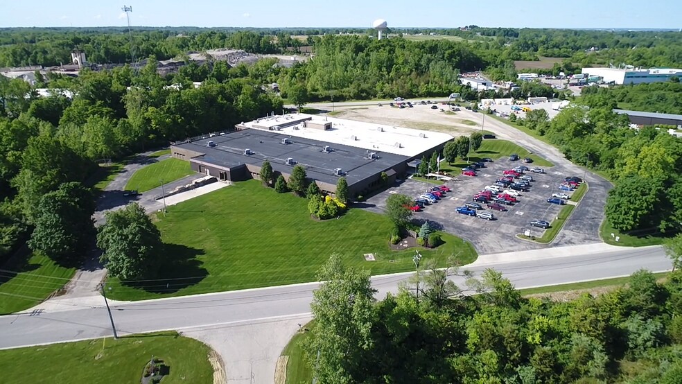 230 Industrial Dr, Franklin, OH à vendre - Photo de l’immeuble – Image 2 sur 13