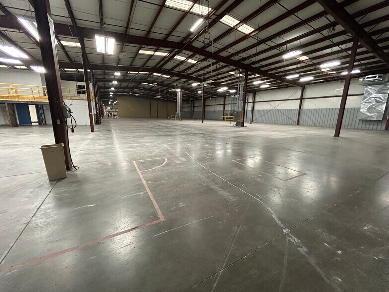 1000 Industrial Pky, Elkhart, IN à louer - Photo de l’immeuble – Image 1 sur 11