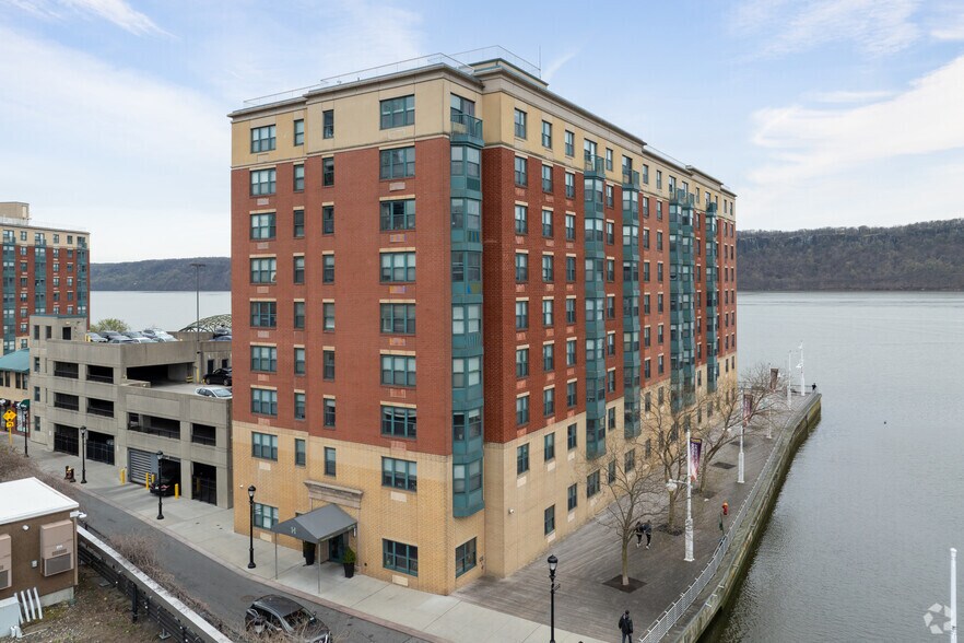 1 Van Der Donck St, Yonkers, NY à louer - Photo de l’immeuble – Image 1 sur 7
