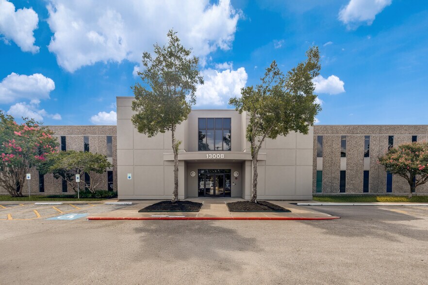 1300 Bay Area Blvd, Houston, TX à louer - Photo de l’immeuble – Image 1 sur 8