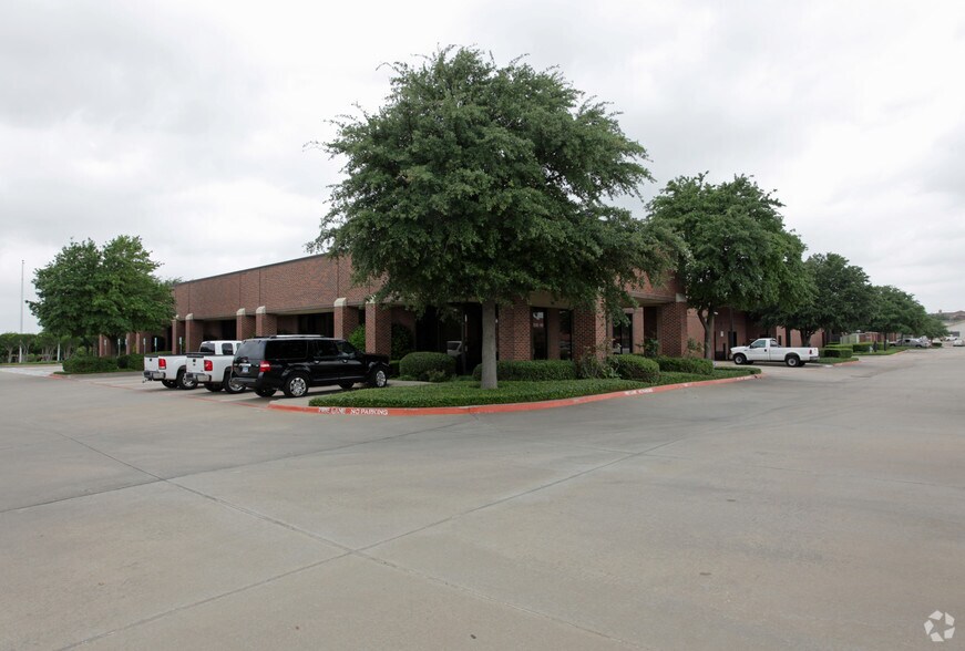2532-2542 Highlander Way, Carrollton, TX à louer - Photo de l’immeuble – Image 3 sur 4