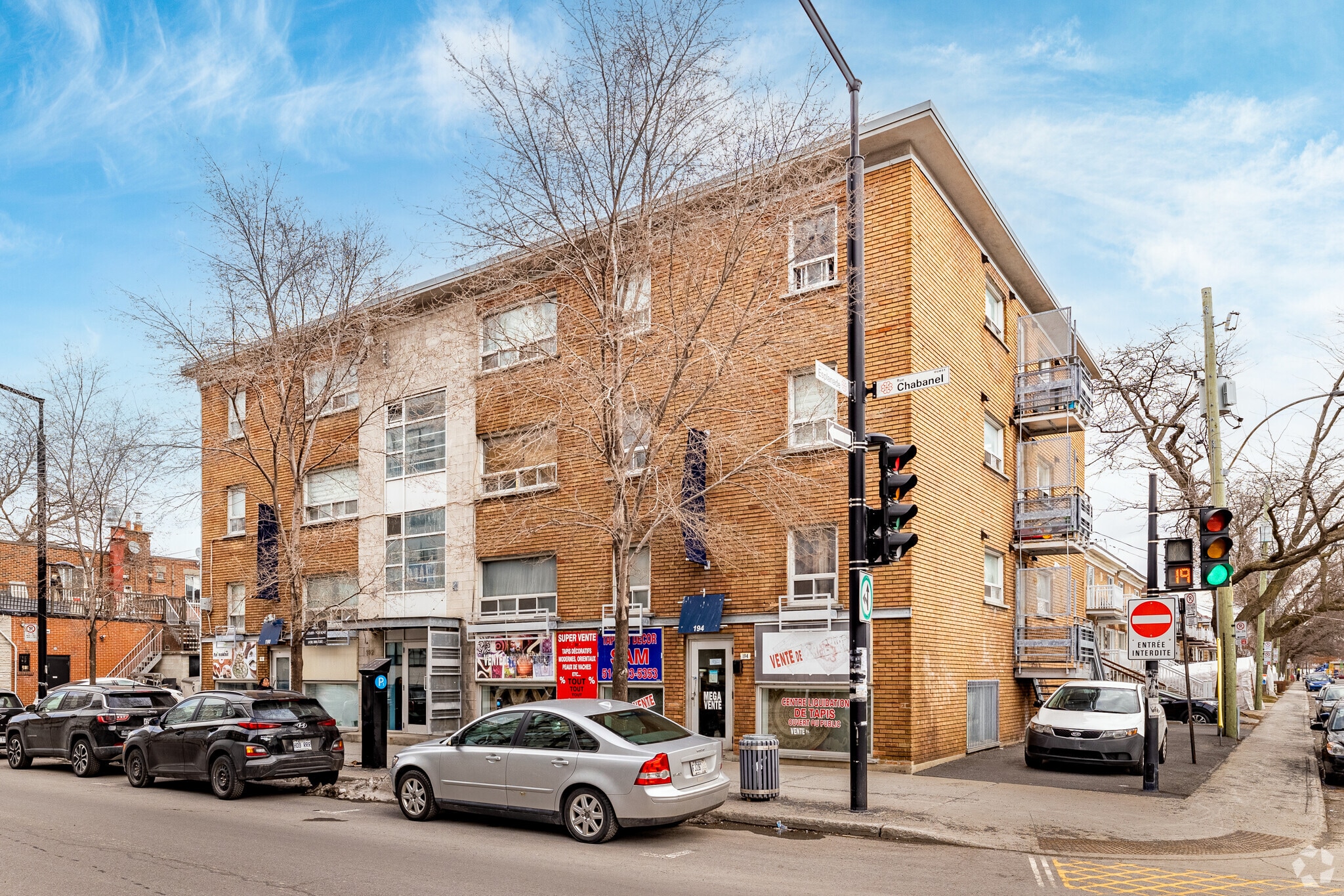 190 Rue Chabanel O, Montréal, QC à louer Photo principale– Image 1 sur 6