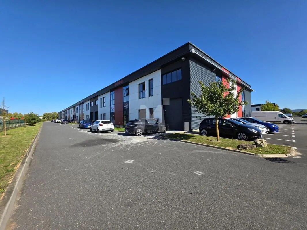 Local d’activités dans Lieusaint à louer Photo de l’immeuble– Image 1 sur 12