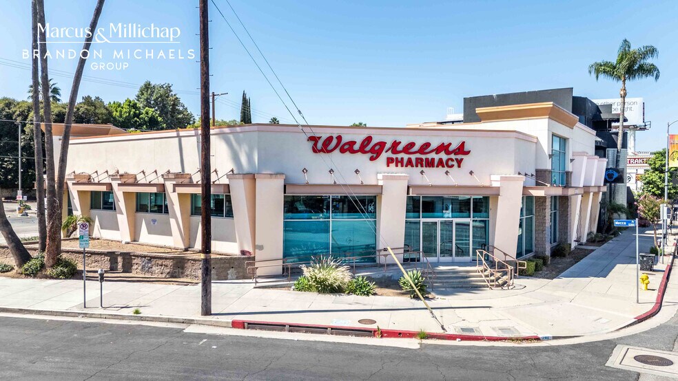 18568 Ventura Blvd, Tarzana, CA à vendre - Photo de l’immeuble – Image 3 sur 12