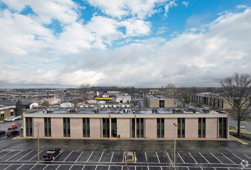 6515 E 82nd St, Indianapolis, IN à louer - Photo de l’immeuble – Image 2 sur 7