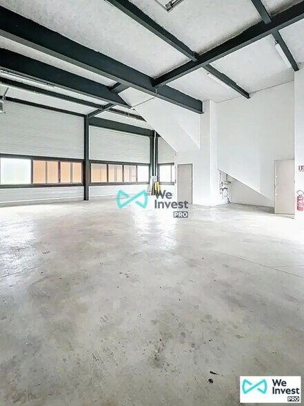 Local d’activités dans Chanteloup-en-Brie à louer - Photo de l’immeuble – Image 3 sur 14