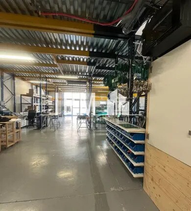 Local d’activités dans Aubagne à louer - Photo de l’immeuble – Image 2 sur 7