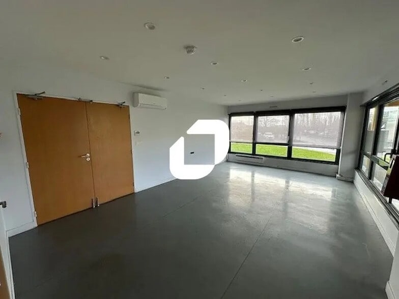 Local d’activités dans Le Mesnil-Amelot à louer - Photo de l’immeuble – Image 2 sur 16