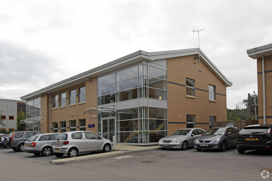 Balcombe Rd, Crawley à vendre - Photo principale – Image 1 sur 20