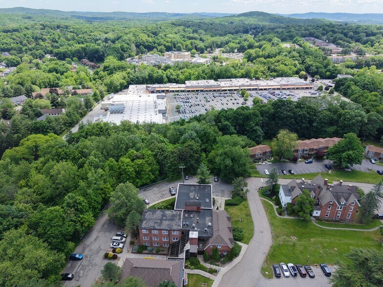 2 Stowe Rd, Peekskill, NY à louer - Photo de l’immeuble – Image 1 sur 37