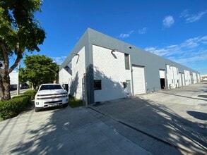 8001-8037 NW 54th St, Doral, FL à louer Photo de l’immeuble– Image 1 sur 2