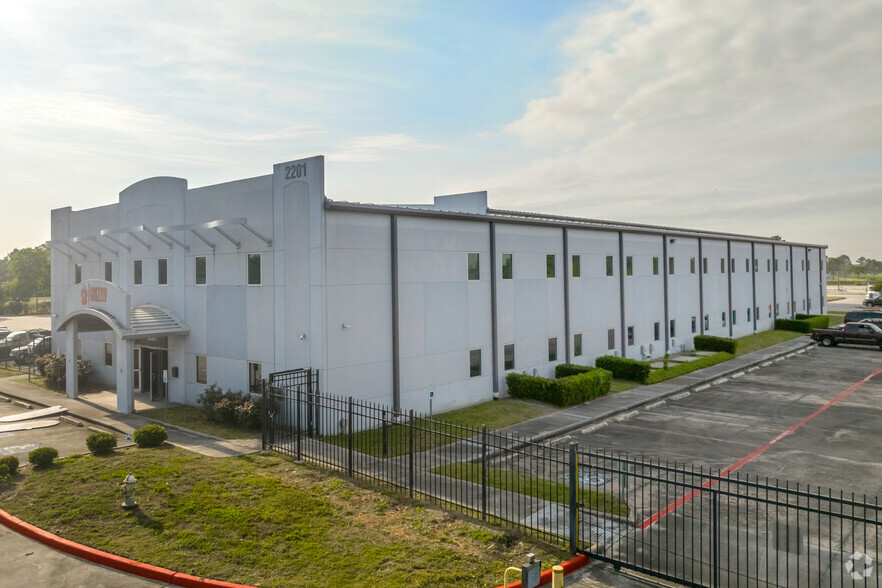 2201 N Sam Houston Pky E, Houston, TX à louer - Photo de l’immeuble – Image 3 sur 4
