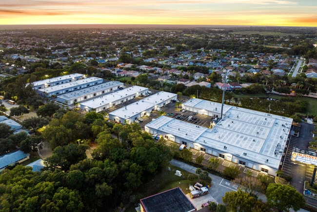 Plus de détails pour 10018-10058 Spanish Isles Blvd, Boca Raton, FL - Industriel/Logistique à louer