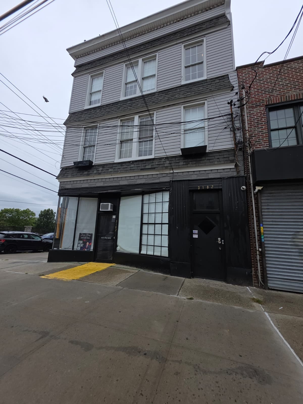 3182 E Tremont Ave, Bronx, NY à louer Photo de l’immeuble– Image 1 sur 1