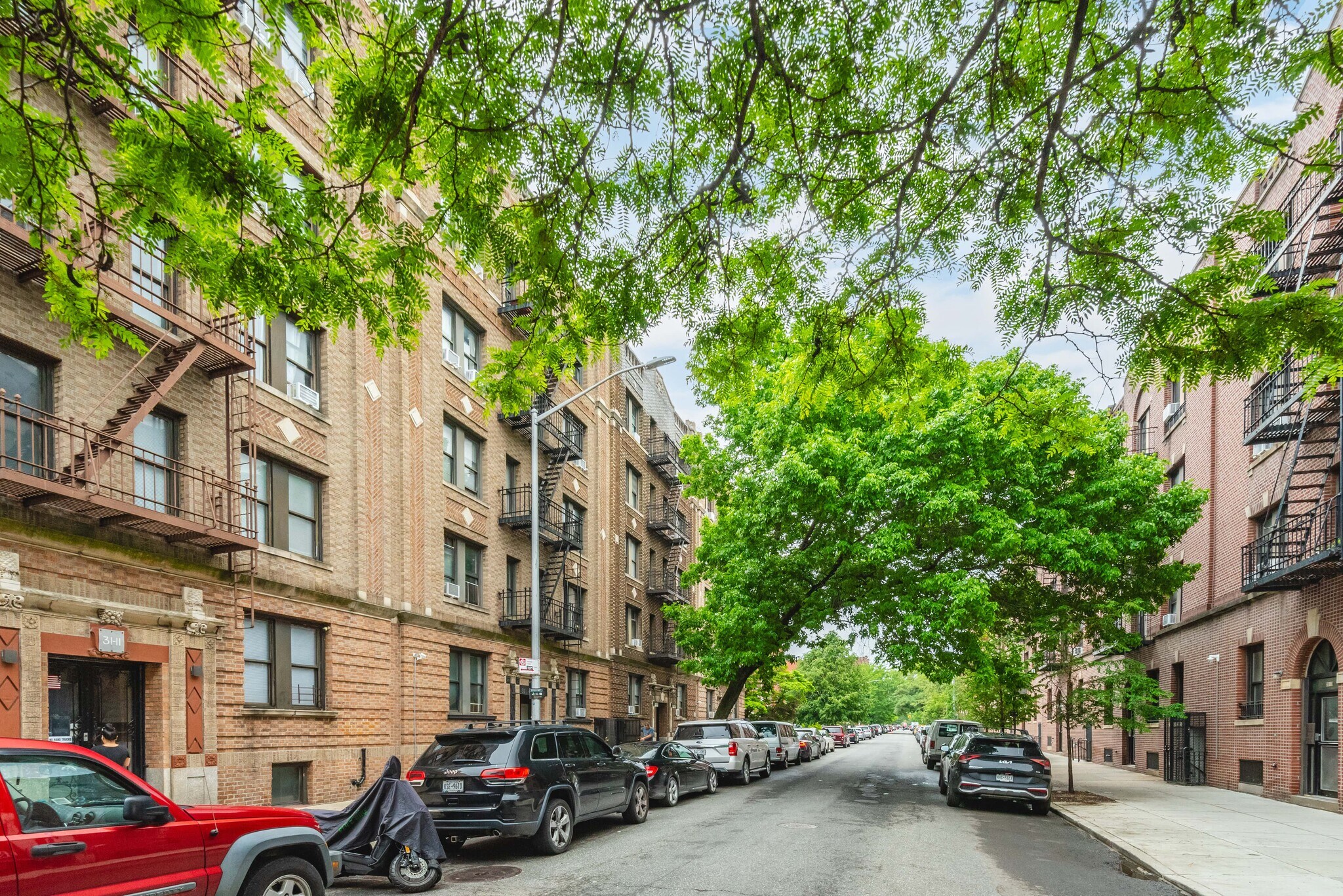31-15 32nd St, Astoria, NY à vendre Photo de l’immeuble– Image 1 sur 30