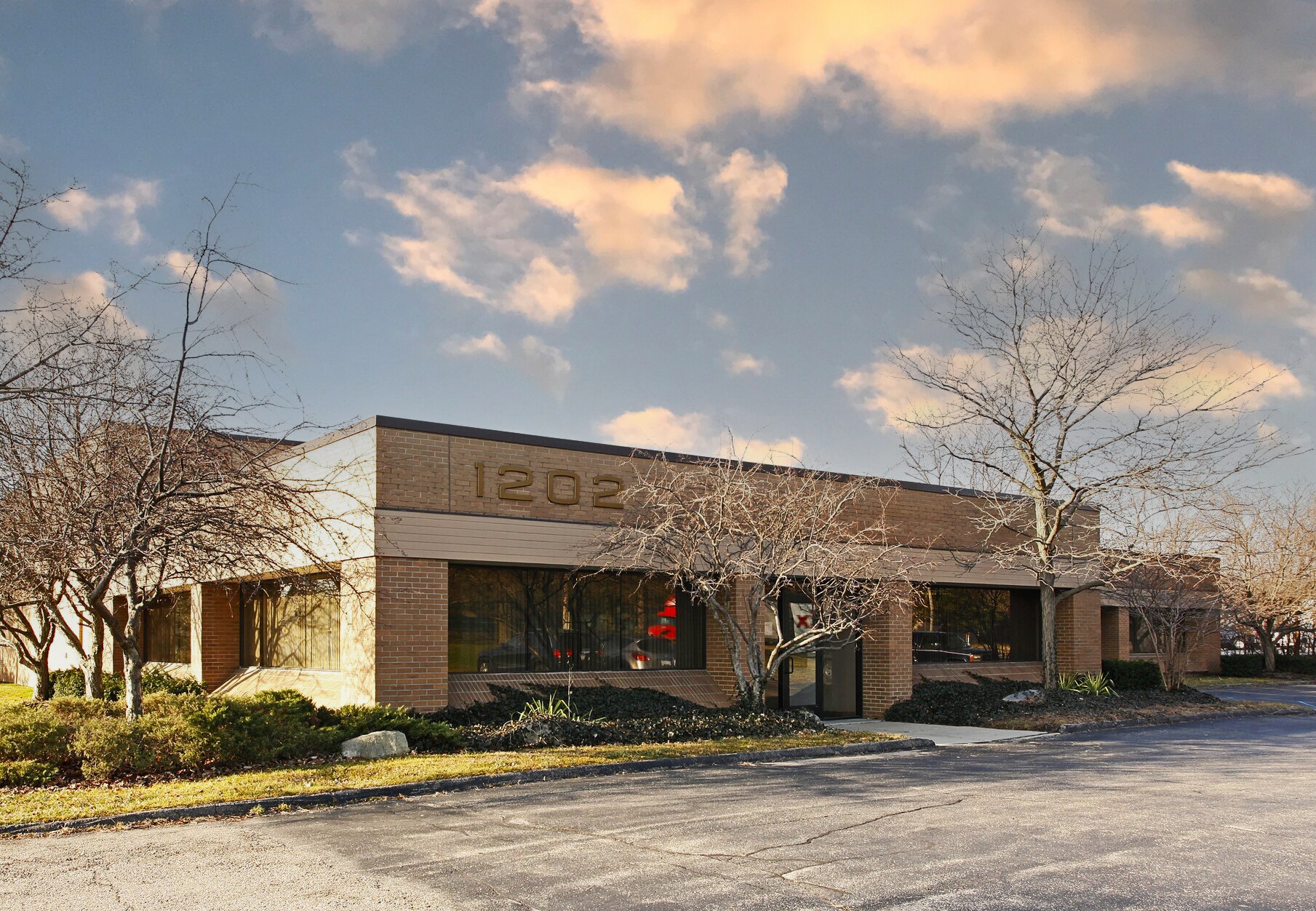 1202 E Maple Rd, Troy, MI à louer Photo principale– Image 1 sur 3