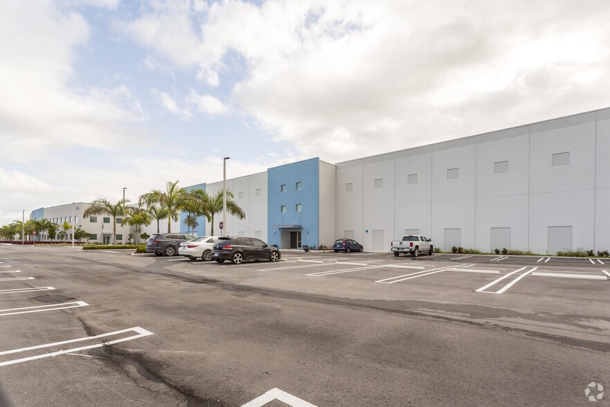 7750 NW 79th Pl, Miami, FL à louer - Photo de l’immeuble – Image 2 sur 6